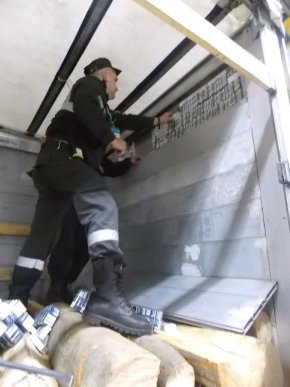 Прикордонники затримали вантажівку, тайник якої був забитий контрабандними сигаретами – 04