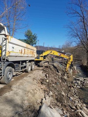 На Закарпатті дорожники зводять підпірну стінку для захисту від зсувів – 02 На Закарпатті дорожники зводять підпірну стінку для захисту від зсувів – 02