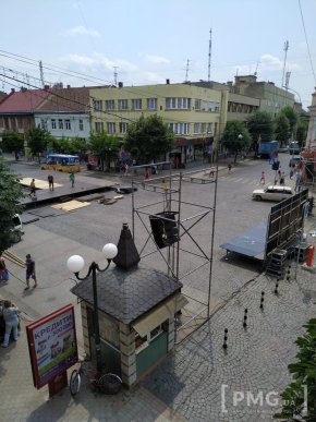 У центрі Мукачева триває підготовка до урочистого параду випускників – 05