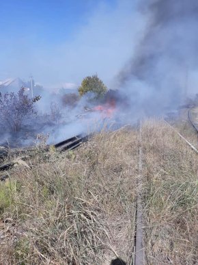 Пожежа у Мукачеві: на місце викликали рятувальників та пожежний потяг – 05 Пожежа у Мукачеві: на місце викликали рятувальників та пожежний потяг – 05