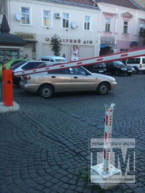 Нещодавно виламаний велосипедистом шлагбаум у центрі Мукачева знову пошкодили (ФОТО) – 03