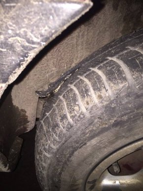 Виноградівець змусив працівників "Автодору" залатати яму, у якій він пошкодив колесо – 03