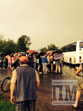 Вчора у селі Гать, зі сторони Мукачева, жінки перекрили дорогу (ФОТО, ВІДЕО) – 06