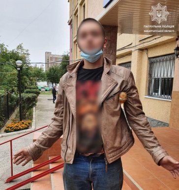 Хлопець порізав шини на авто, яке припаркували біля його дому – 01