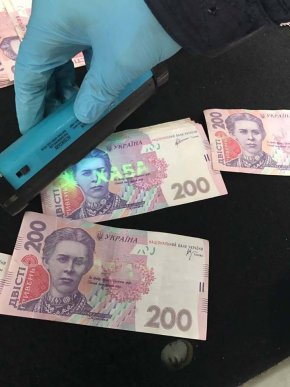 Біля прокуратури Закарпаття затримано поліцейського, який отримував хабар у розмірі 2 тисяч доларів – 01 Біля прокуратури Закарпаття затримано поліцейського, який отримував хабар у розмірі 2 тисяч доларів – 01