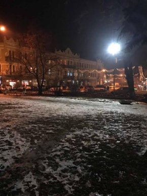На площі Шандора Петефі в Ужгороді встановлені додаткові прожектори – 03