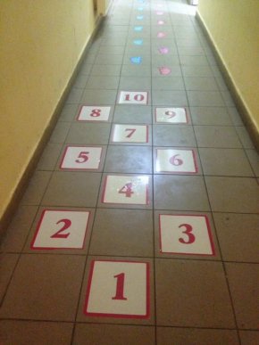 В одній зі шкіл Мукачева для першокласників облаштували казкові коридори – 05