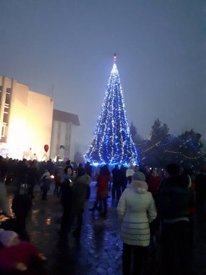 В Іршаві засяяла головна ялинка міста – 01
