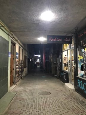 У центрі Ужгорода ретро-світильниками підсвітили пасаж Баті – 03