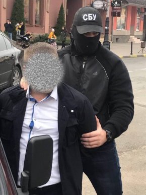 При одержанні хабара у розмірі 500 доларів США затримано заступника начальника Тячівського відділу поліції – 01