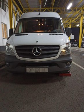 Псевдодипломат намагався перетнути кордон із повним мікроавтобусом сигарет – 01