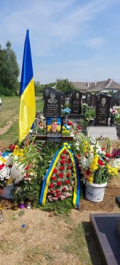 Стоячи на колінах, в одному з сіл Великолучківської громади проводжали 22-річного Героя – 04