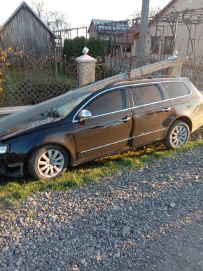 На Виноградівщині іномарка в’їхала в електричний стовп – 03