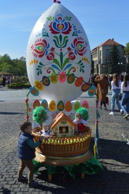 На головній площі Закарпаття розквітли писанками великодні дерева – 02