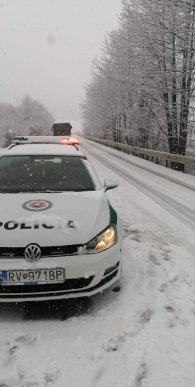 У Словаччині вирувала негода. Сильний вітер перевертав вантажівки – 08