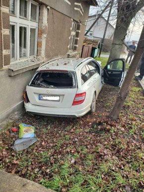 Аварія у Хусті: одна з машин влетіла в будинок – 03