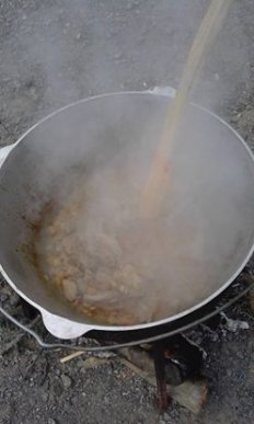 Неподалік КПП "Ужгород" автомобілісти-протестувальники варять бограч – 01