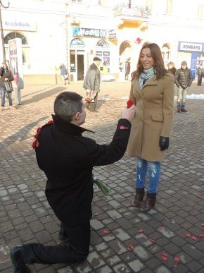 До Дня святого Валентина у центрі Берегова чоловік оригінально освідчився дівчині у коханні (ФОТО) – 07