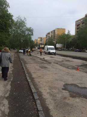 В Ужгороді почали ремонтувати парковку біля одного з магазинів – 01