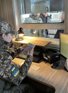 Прикордонники розповіли, як чоловік на КПП вдавав із себе волонтера – 01