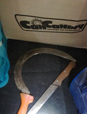 Чоловік та двоє жінок катались по Ужгороду із наркотиками та величезним ножем у автівці – 02