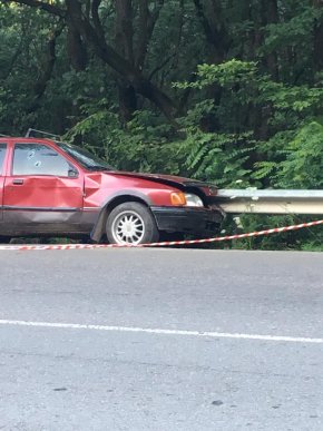 На узбіччі дороги знайшли понівечене авто – 01