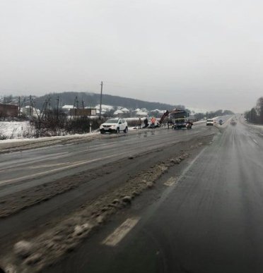 У Нижньому Солотвині мікроавтобус з’їхав у кювет – 02