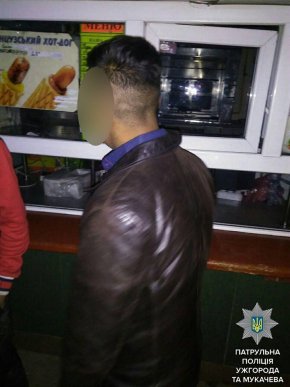 Неповнолітні юнаки намагалися пограбувати торговий павільйон – 01 Неповнолітні юнаки намагалися пограбувати торговий павільйон – 01