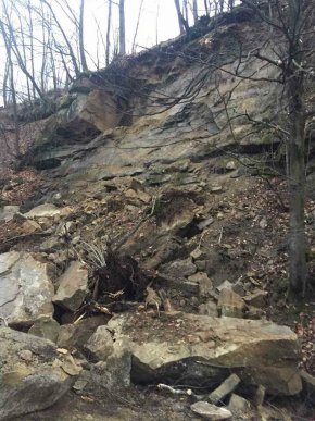 Надзвичайна подія на Тячівщині: на дорогу обвалилось велетенське каміння – 02