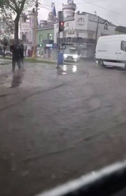 Стихія в Ужгороді: потужна злива перетворила дороги на водні потоки – 04