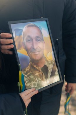 У Мукачеві попрощалися з полеглим військовим Валерієм Сідором – 01