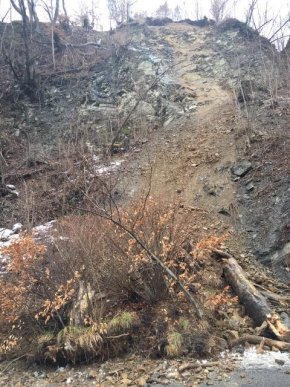 У Рахівському районі зсув ґрунту частково перекрив трасу державного значення «Мукачево – Рогатин» – 01