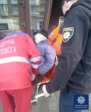 Дві дівчини затримали зловмисника, який посеред вулиці пограбував дідуся – 04