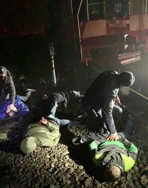 Поліцейські затримали «на гарячому» групу осіб – 01