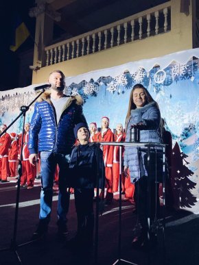 В центрі Мукачева дітлахи отримали солодкі подарунки – 03