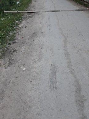 П’яний чоловік прив’язав коня до машини і тягнув тварину по асфальту – 08