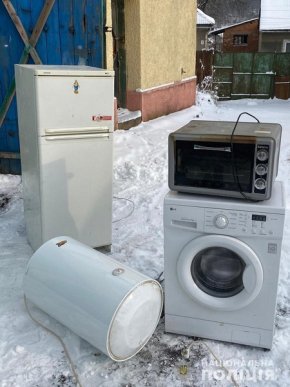 Сокирою розбили вікно: на Великоберезнянщині скоїли злочин – 01 Сокирою розбили вікно: на Великоберезнянщині скоїли злочин – 01