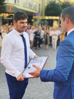 Парад випускників 2020: фото зі святкового дійства – 16