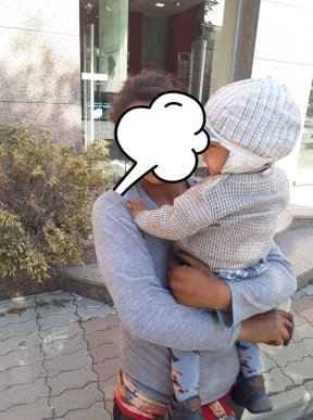 Поліцейські затримали жінку, яка разом із дитиною жебракувала у центрі Мукачева – 01 Поліцейські затримали жінку, яка разом із дитиною жебракувала у центрі Мукачева – 01