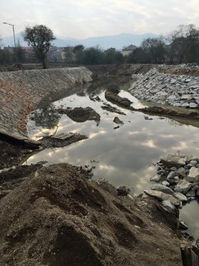 У парку "Дружба" в Хусті, який планують відкрити весною 2016 року, висадили дерева – 04