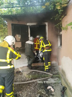 У Хусті з палаючого будинку винесли трьох дітей та їхнього батька – 02