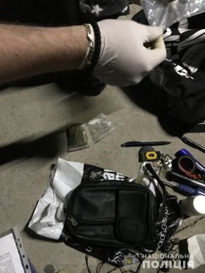 Чоловік розмалював чуже авто і напав на подружжя – 05 Чоловік розмалював чуже авто і напав на подружжя – 05