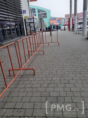 Червона зона у Мукачеві: як працюють ринки, магазини і громадський транспорт – 09