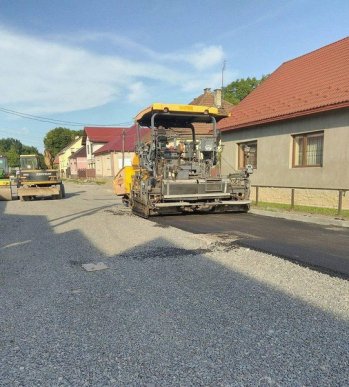 У Мукачеві нарешті асфальтують багатостраждальну вулицю – 01