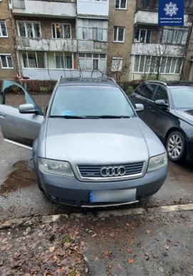 Невідомий розбив скло на машині та викрав звідти речі – 04