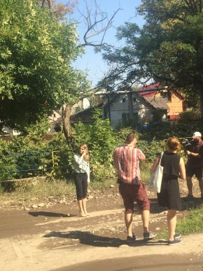 Ольга Фреймут завітала до Хуста та пройшлася на каблуках по місцевих калюжах – 12