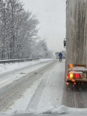 На трасі утворились кілометрові затори: що трапилось поблизу Мукачева – 02