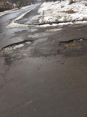 У соцмережах ужгородці скаржаться на жахливий стан вуличних доріг – 06 У соцмережах ужгородці скаржаться на жахливий стан вуличних доріг – 06