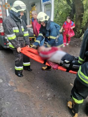 На Закарпатті чоловік впав із крутого схилу в річку – 04