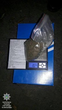 У Мукачеві та Ужгороді патрульні затримали молодиків з наркотиками – 05